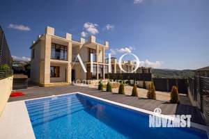 Дом 250м², 3-этажный, участок 4 сот.  