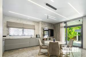 Дом 250м², 2-этажный, участок 6 сот.  
