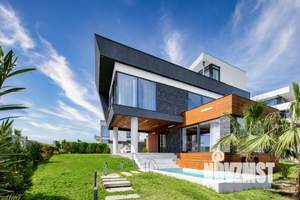 Дом 300м&sup2;, 2-этажный, участок 8 сот.  