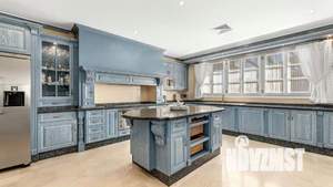 Дом 1400м², 3-этажный, участок 35 сот.  