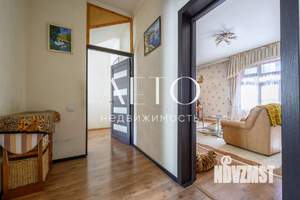 Дом 242м&sup2;, 3-этажный, участок 8 сот.  