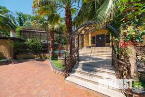 Дом 370м&sup2;, 2-этажный, участок 12 сот.  