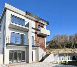 Дом 215м&sup2;, 3-этажный, участок 4 сот.  