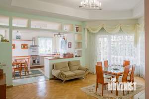 Коттедж 347м², 3-этажный, участок 5 сот.  