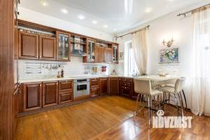 Коттедж 320м², 2-этажный, участок 10 сот.  