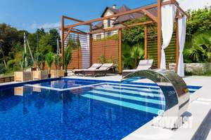 Дом 202м², 3-этажный, участок 10 сот.  