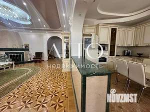 Дом 276м², 3-этажный, участок 5 сот.  