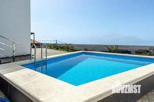 Дом 330м², 3-этажный, участок 10 сот.  