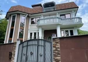 Дом 450м², 3-этажный, участок 10 сот.  