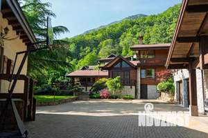 Дом 300м&sup2;, 3-этажный, участок 15 сот.  