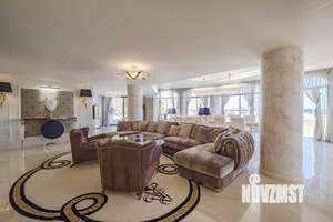 Дом 1040м&sup2;, 2-этажный, участок 80 сот.  