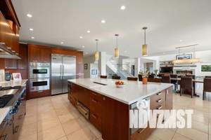 Дом 650м², 3-этажный, участок 128 сот.  