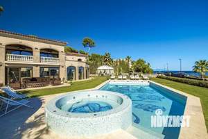 Дом 1040м&sup2;, 2-этажный, участок 80 сот.  