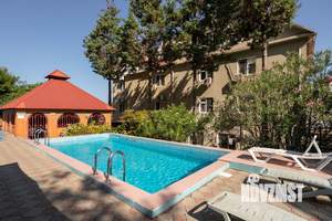 Дом 900м², 3-этажный, участок 15 сот.  