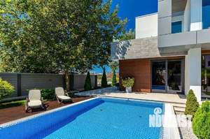 Дом 300м², 2-этажный, участок 8 сот.  