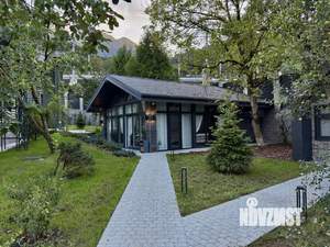 Дом 2000м&sup2;, 2-этажный, участок 42 сот.  