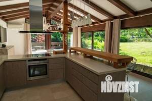 Дом 300м&sup2;, 3-этажный, участок 15 сот.  