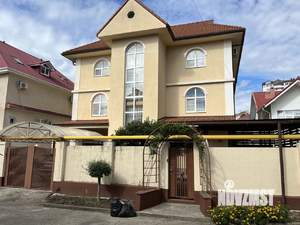 Дом 650м&sup2;, 3-этажный, участок 20 сот.  