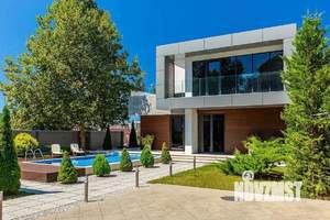 Дом 300м&sup2;, 2-этажный, участок 8 сот.  