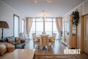 4-к квартира, вторичка, 241м2, 2/4 этаж